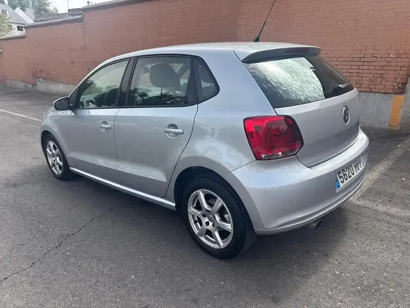 Usado VW Polo Advance 90 CV (66 kW) 2013 Gris / plata Utilitario