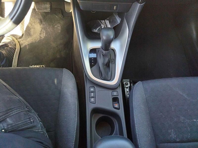 Usado Toyota Yaris Active 116 CV (85 kW) 2021 Blanco Utilitario