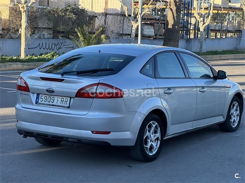 Usado Ford Mondeo Trend 110 CV (80 kW) 2007 Gris / plata Berlina