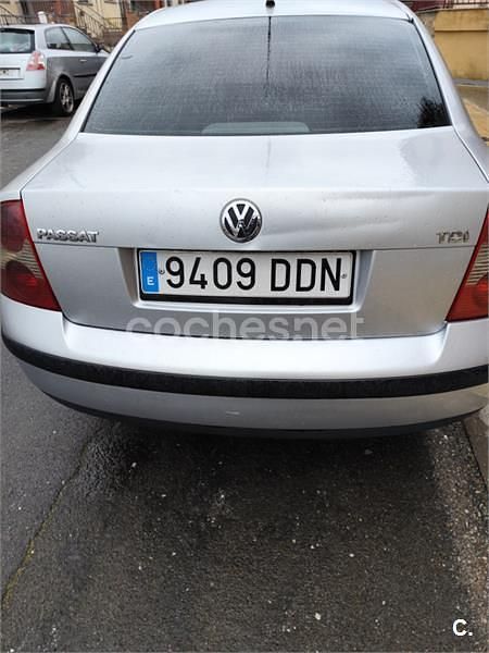 Usado VW Passat Advance 130 CV (95 kW) 2004 Gris / plata Berlina