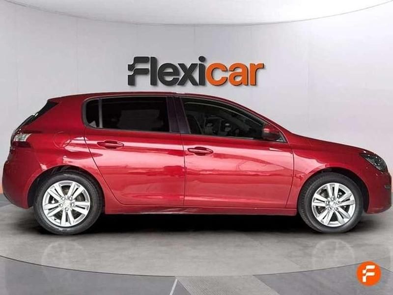 Używany Peugeot 308 Style 110 KM (80 kW) 2016 Czerwony Hatchback