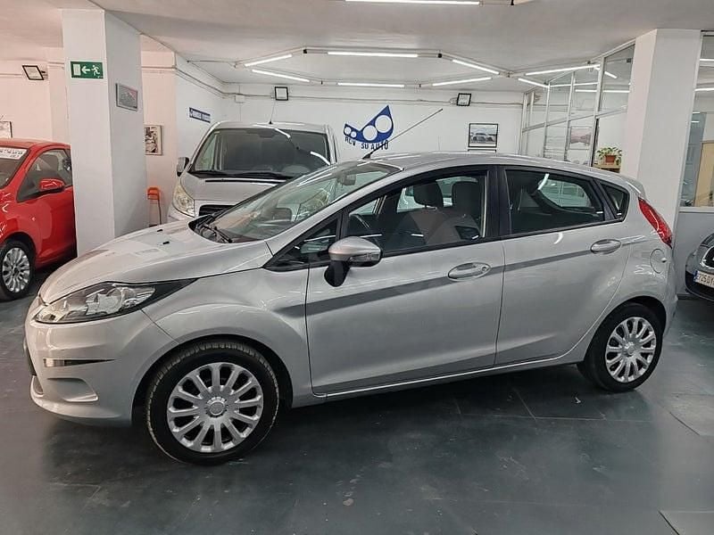 Usado Ford Fiesta Trend 82 CV (60 kW) 2012 Gris / plata Utilitario