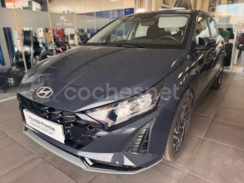 Gris / plata Usado 2024 Hyundai i20 Berlina | 16.875 € (Precio justo) - Imagen 1/4