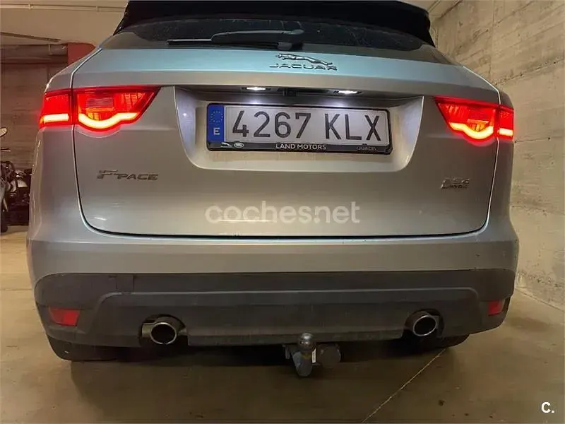 Usado Jaguar F-Pace R-Sport 180 CV (132 kW) 2018 Gris / plata SUV