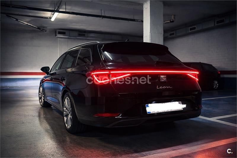 Usado Seat Leon Style 150 CV (110 kW) 2024 Negro Familiar