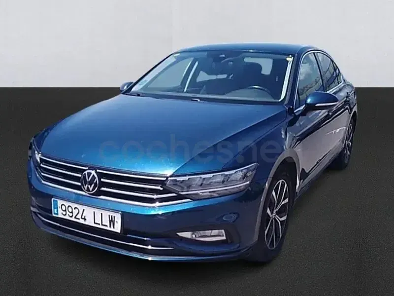 Usado VW Passat Executive 150 CV (110 kW) 2021 Azul Berlina