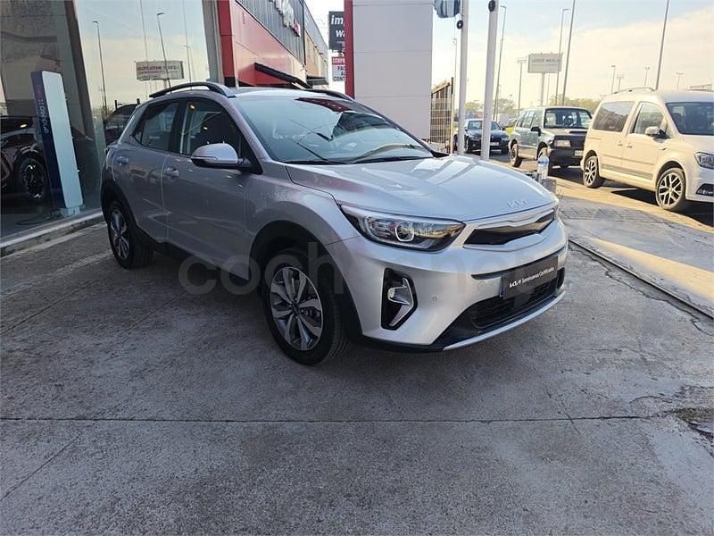 Usado Kia Stonic 100 CV (73 kW) 2024 Gris / plata SUV