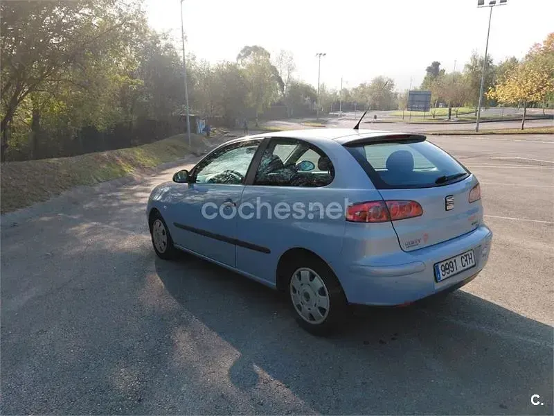 Usado Seat Ibiza 75 CV (55 kW) 2004 Gris / plata Utilitario