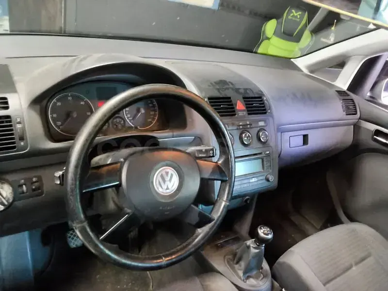 Usado VW Touran Advance 100 CV (73 kW) 2004 Gris / plata Monovolumen