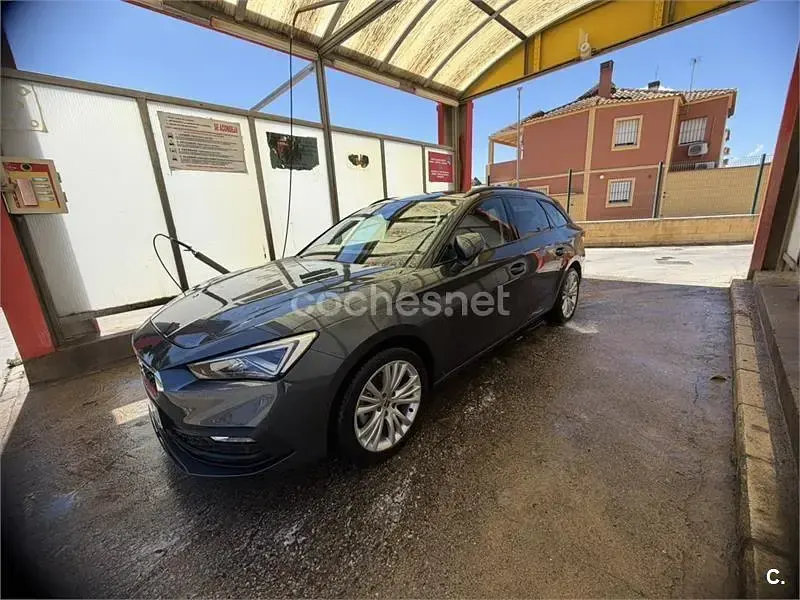 Usado Seat Leon Style 150 CV (110 kW) 2024 Gris / plata Familiar