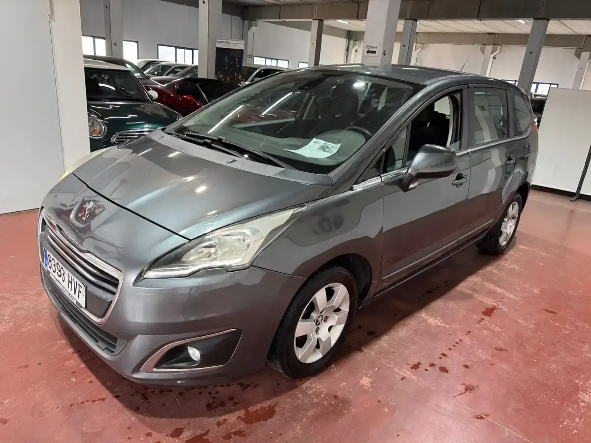 Usado Peugeot 5008 Allure 115 CV (84 kW) 2014 Gris / plata Monovolumen