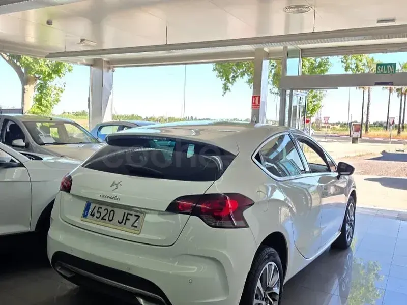 Usado DS Automobiles DS4 Design 120 CV (88 kW) 2015 Blanco Berlina