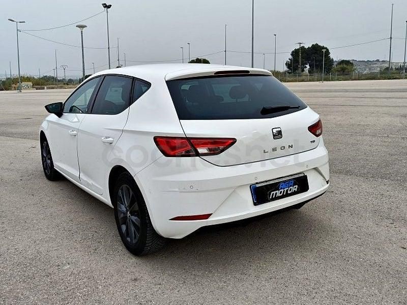 Usado Seat Leon Style 130 CV (95 kW) 2019 Blanco Berlina