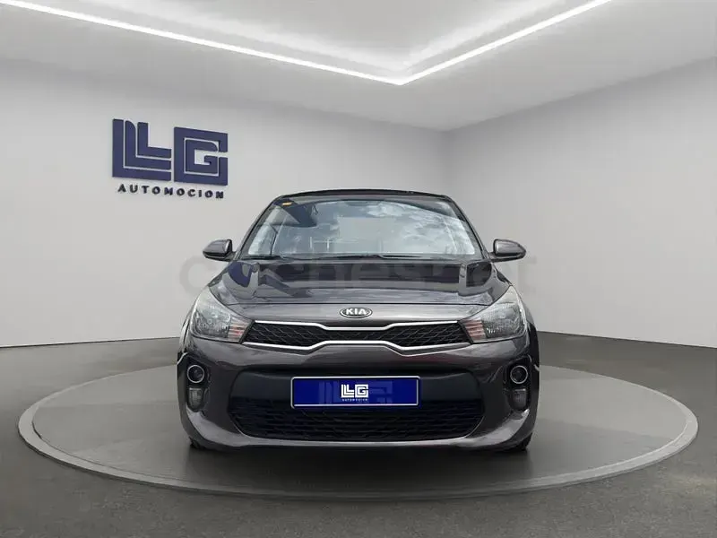 Usado Kia Rio 84 CV (61 kW) 2018 Gris / plata Berlina