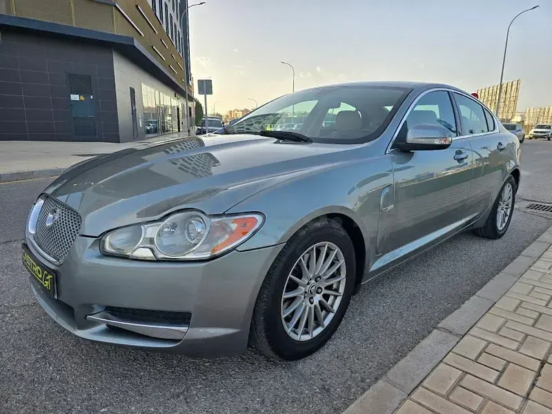 Usado Jaguar XF Premium Luxury 207 CV (152 kW) 2009 Gris Berlina