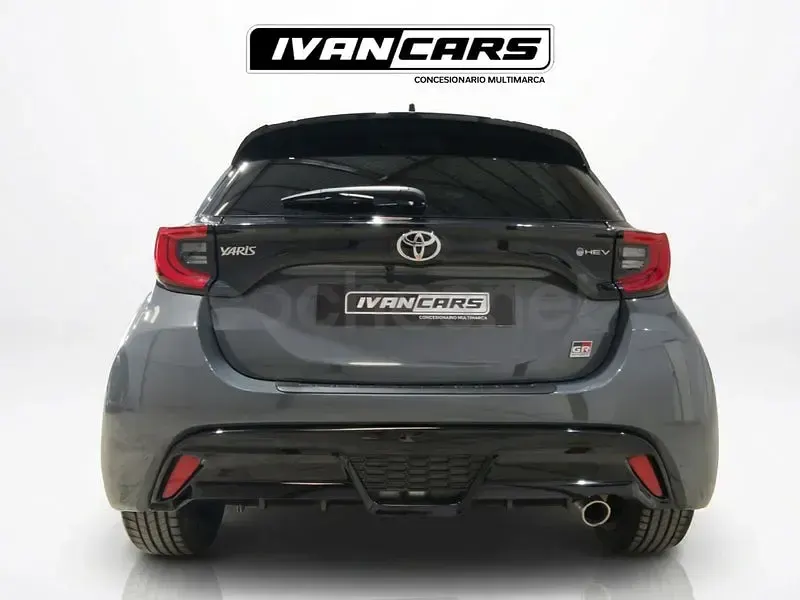 Usado Toyota Yaris Hybrid Plus 130 CV (95 kW) 2025 Gris / plata Berlina