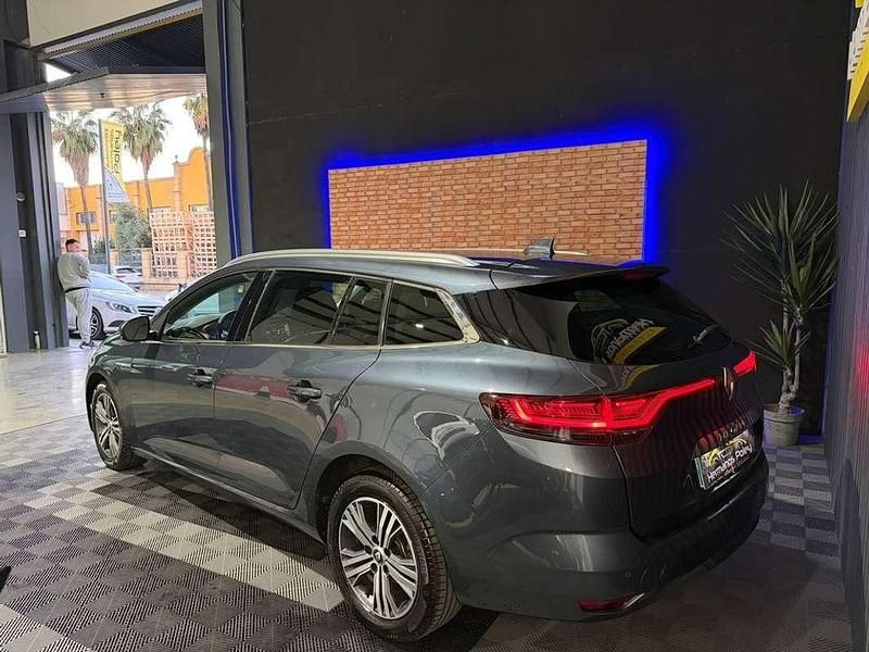 Usado Renault Mégane GrandTour Zen 115 CV (84 kW) 2022 Gris / plata Familiar