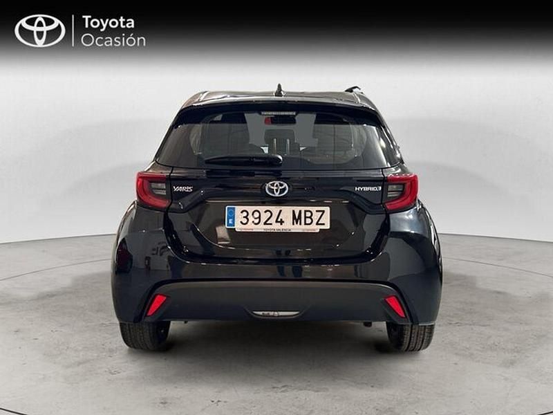Usado Toyota Yaris Hybrid Active 116 CV (85 kW) 2022 Negro Berlina