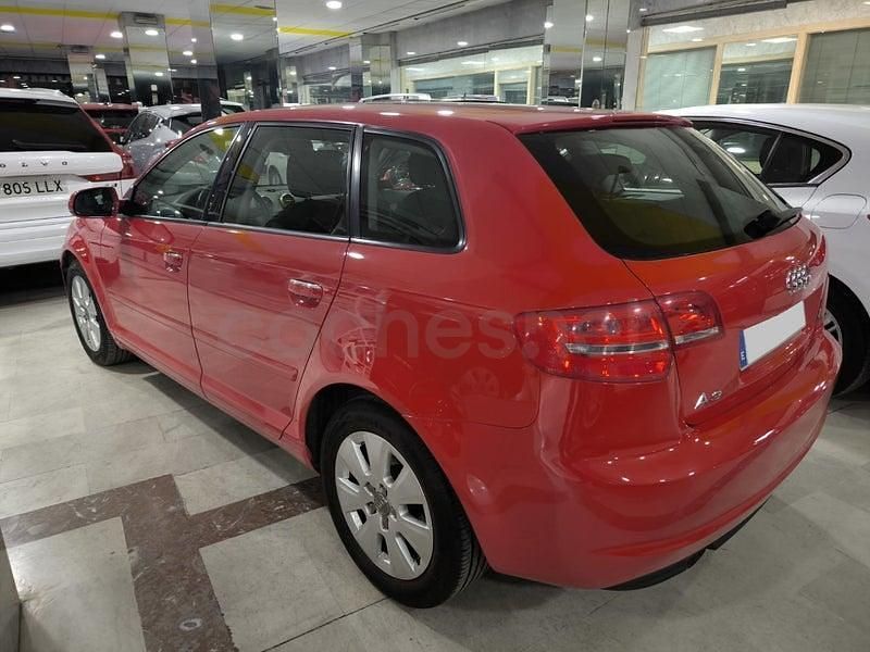 Usado Audi A3 Ambition 105 CV (77 kW) 2011 Rojo Berlina