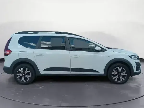 Usado Dacia Jogger Expression 100 CV (73 kW) 2024 Blanco Monovolumen