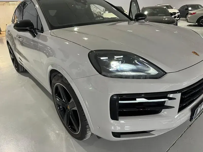 Usado Porsche Cayenne 519 CV (381 kW) 2024 Gris / plata SUV
