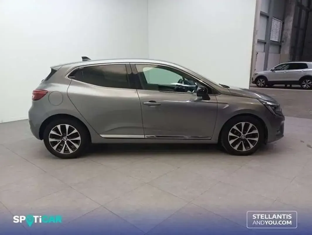 Usado Renault Clio Techno 91 CV (66 kW) 2023 Gris Utilitario