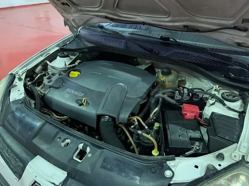 Usado Renault Clio II Dynamique 85 CV (62 kW) 2005 Blanco Berlina