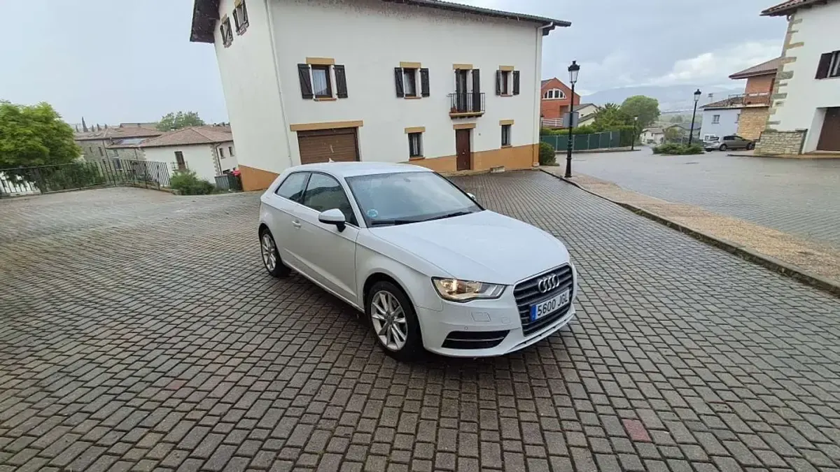 Usado Audi A3 Ambiente 110 CV (80 kW) 2015 Blanco Utilitario