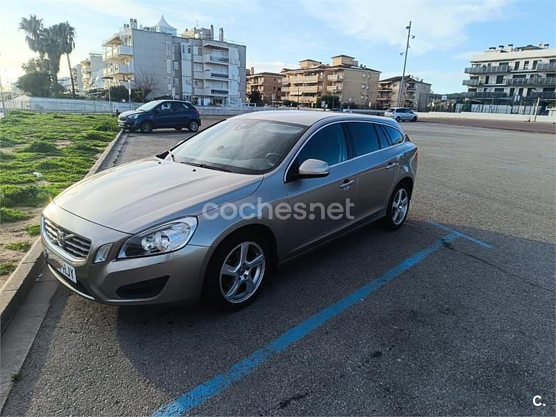 Beige Usado 2012 Volvo V60 Momentum Familiar | 7500 € (Precio justo) - Imagen 1/4