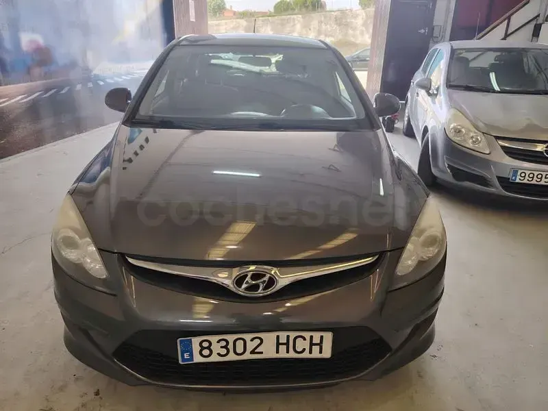 Usado Hyundai i30 Classic 90 HP (66 kW) 2011 Cinzento Sedan