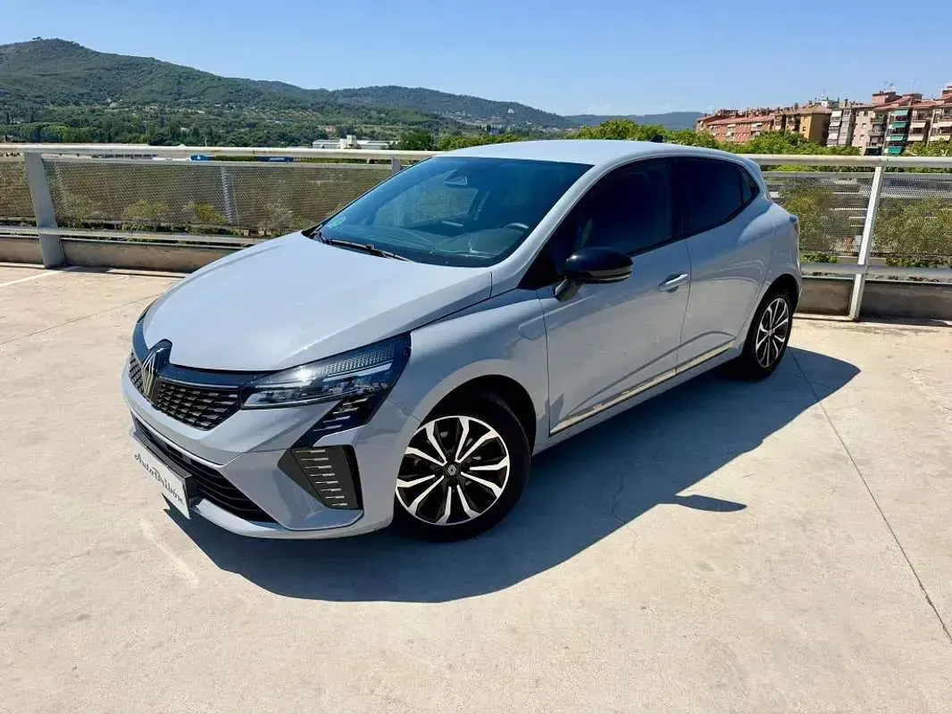 Usado Renault Clio Techno 91 CV (66 kW) 2025 Gris Utilitario