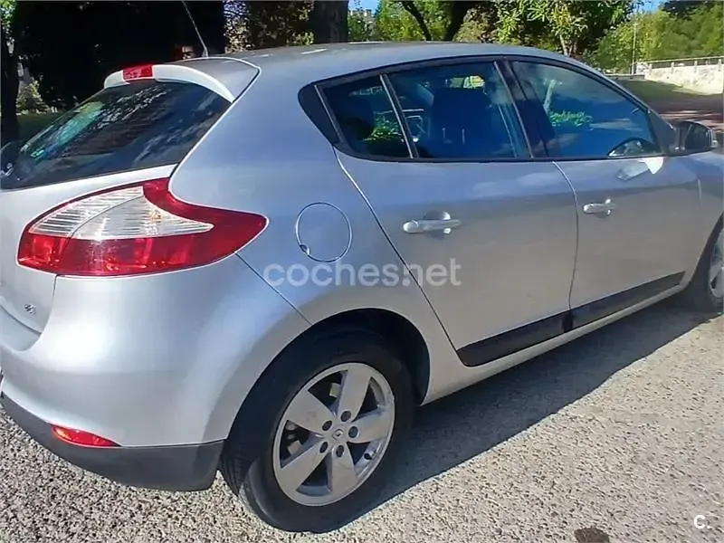 Usado Renault Mégane Dynamique 105 CV (77 kW) 2010 Gris / plata Berlina