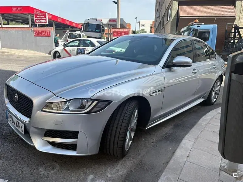 Usado Jaguar XF R-Sport 180 CV (132 kW) 2018 Gris / plata Berlina