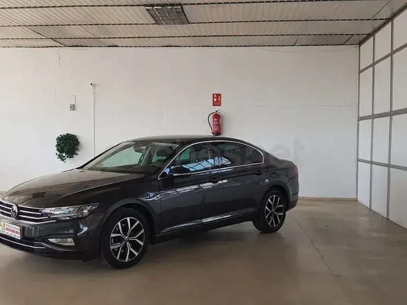 Usado VW Passat Business 150 CV (110 kW) 2023 Negro Familiar