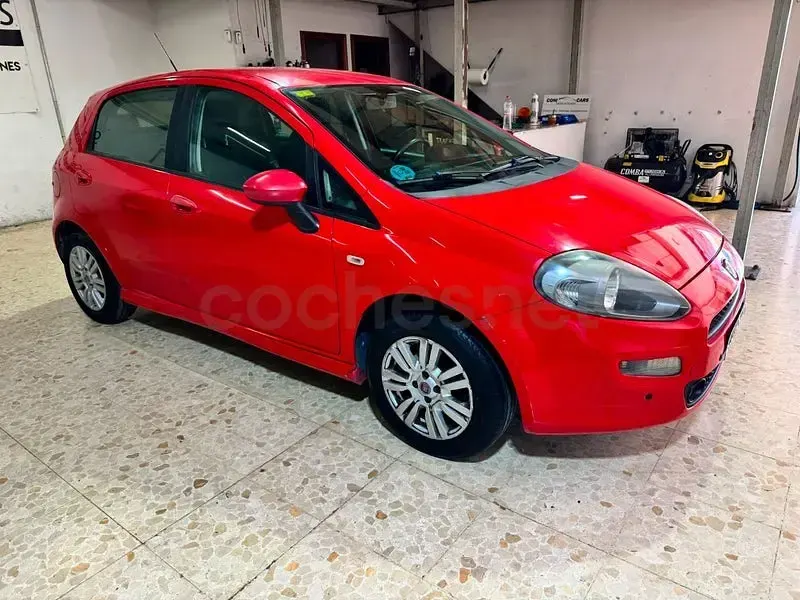 Usado Fiat Punto Easy 69 CV (50 kW) 2014 Rojo Utilitario