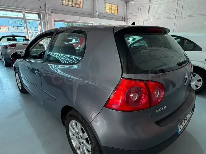 Usado VW Golf IV Highline 105 CV (77 kW) 2006 Gris / plata Berlina