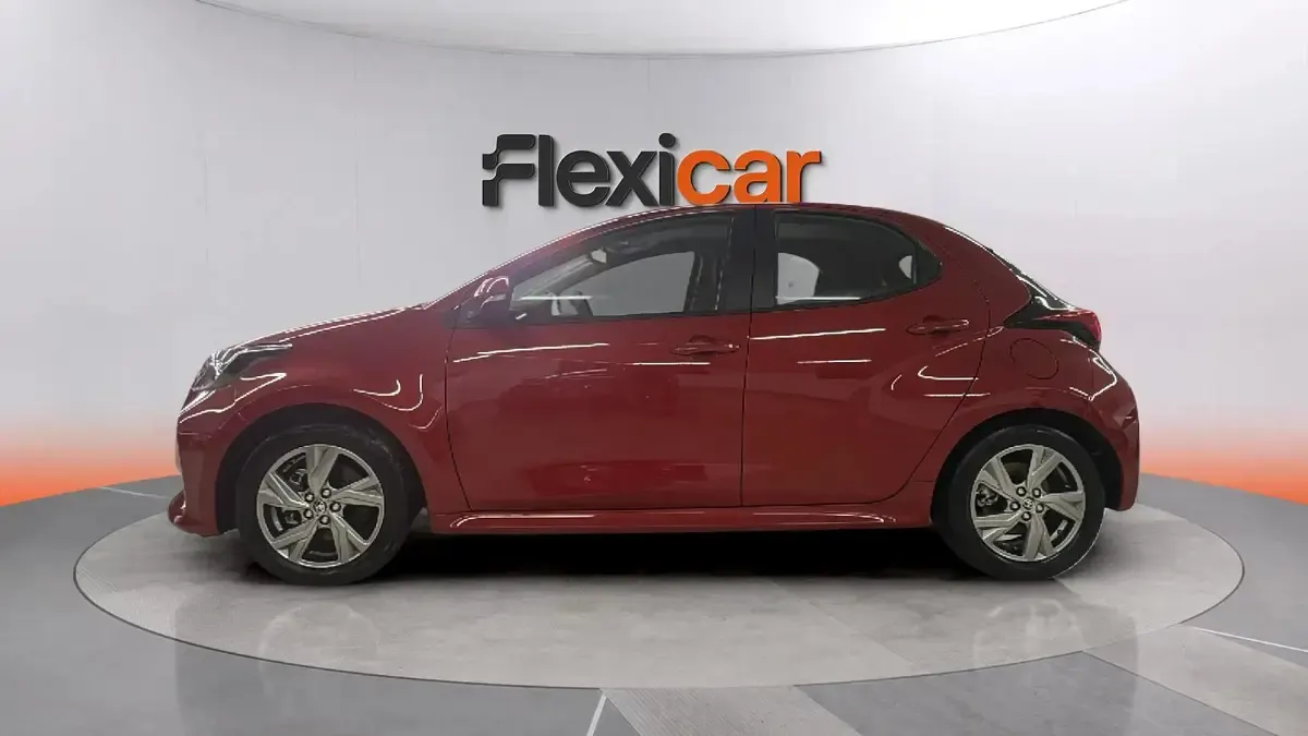 Usado Toyota Yaris Hybrid Active 116 CV (85 kW) 2025 Rojo Berlina