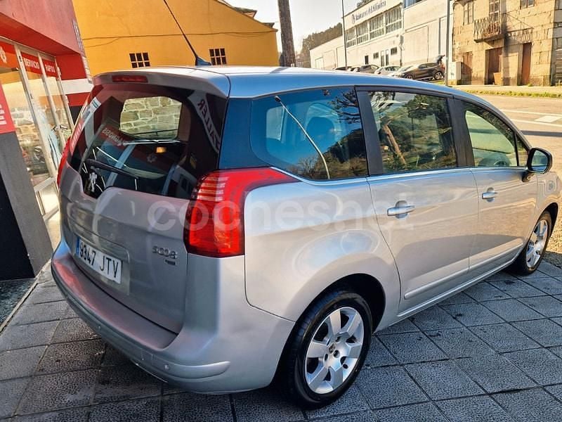 Usado Peugeot 5008 Active 112 CV (82 kW) 2011 Gris / plata Monovolumen