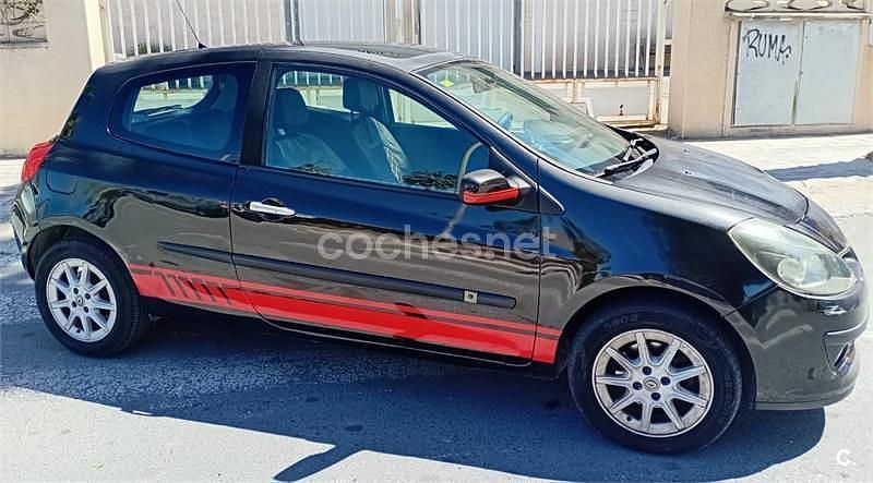 Usado Renault Clio II Dynamique 110 CV (80 kW) 2007 Negro Berlina