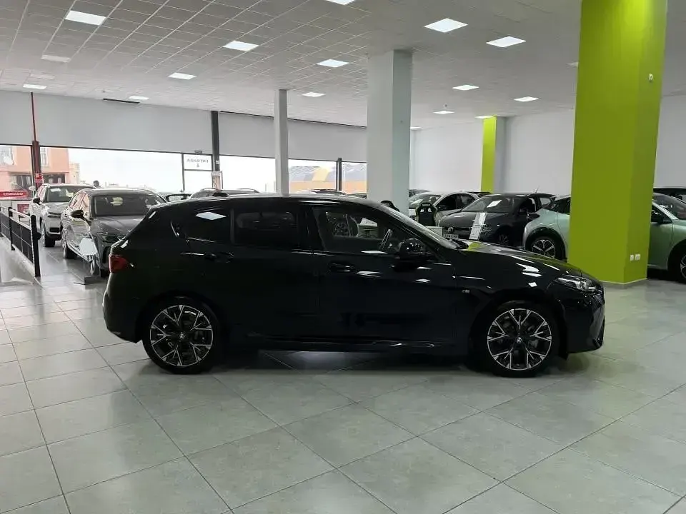 Begagnad BMW 120 M Sport 170 HK (125 kW) 2025 Svart Halvkombi