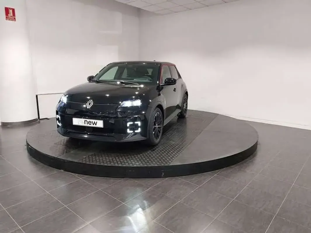 Begagnad Renault 5 E-Tech Techno 110 kW (150 HK) 2025 Svart Sedan