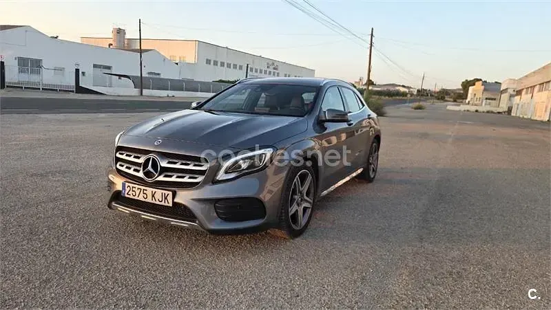 Usado Mercedes GLA180 122 CV (89 kW) 2018 Gris / plata SUV