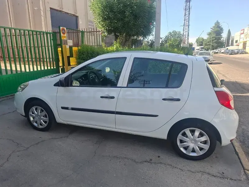 Usado Renault Clio IV Business 90 CV (66 kW) 2012 Blanco Berlina