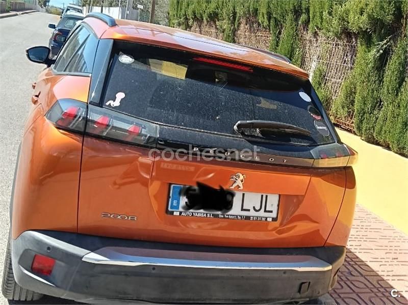 Usado Peugeot 2008 Allure 100 CV (73 kW) 2020 Naranja SUV