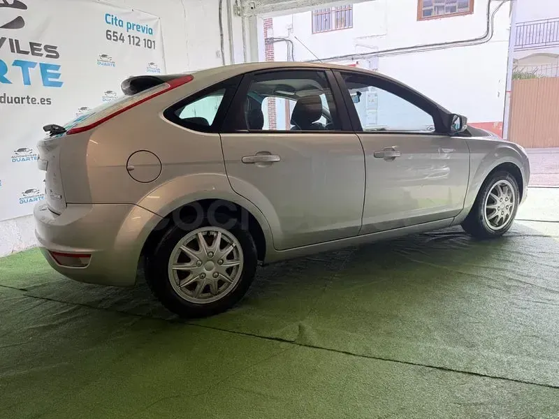 Usado Ford Focus Trend 109 CV (80 kW) 2011 Gris / plata Berlina