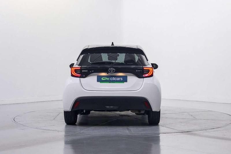 Usado Toyota Yaris Hybrid Business Edition 75 CV (55 kW) 2024 Blanco Berlina