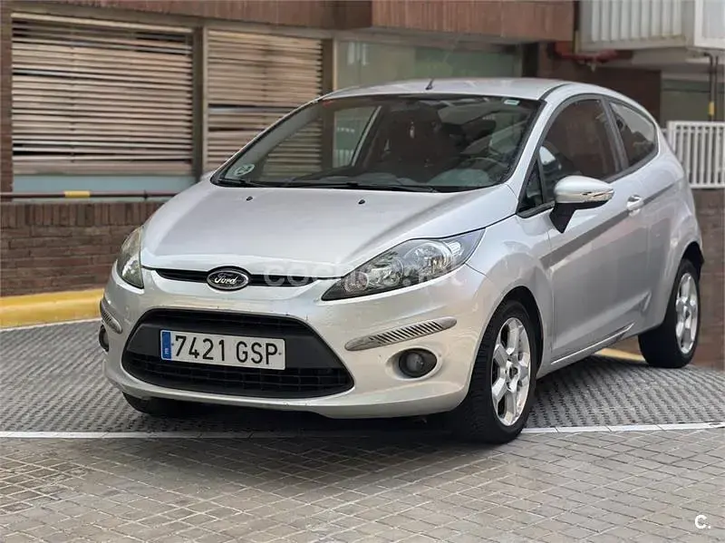 Usado Ford Fiesta Trend 68 CV (50 kW) 2009 Gris / plata Berlina