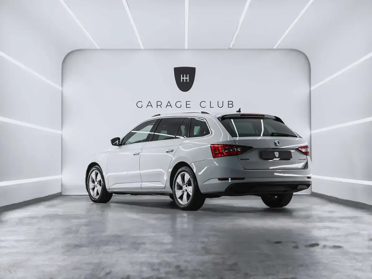 Usado Skoda Superb Ambition 150 CV (110 kW) 2016 Blanco Familiar