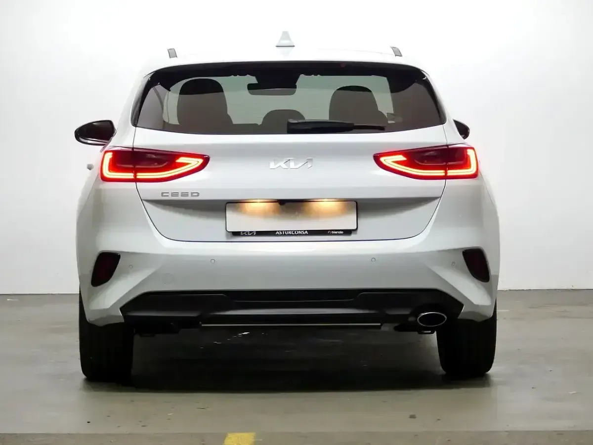 Usado Kia Ceed 100 CV (73 kW) 2023 Blanco Utilitario