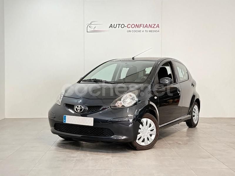 Gris / plata Usado 2010 Toyota Aygo Utilitario | 4995 € (Buen precio) - Imagen 1/4